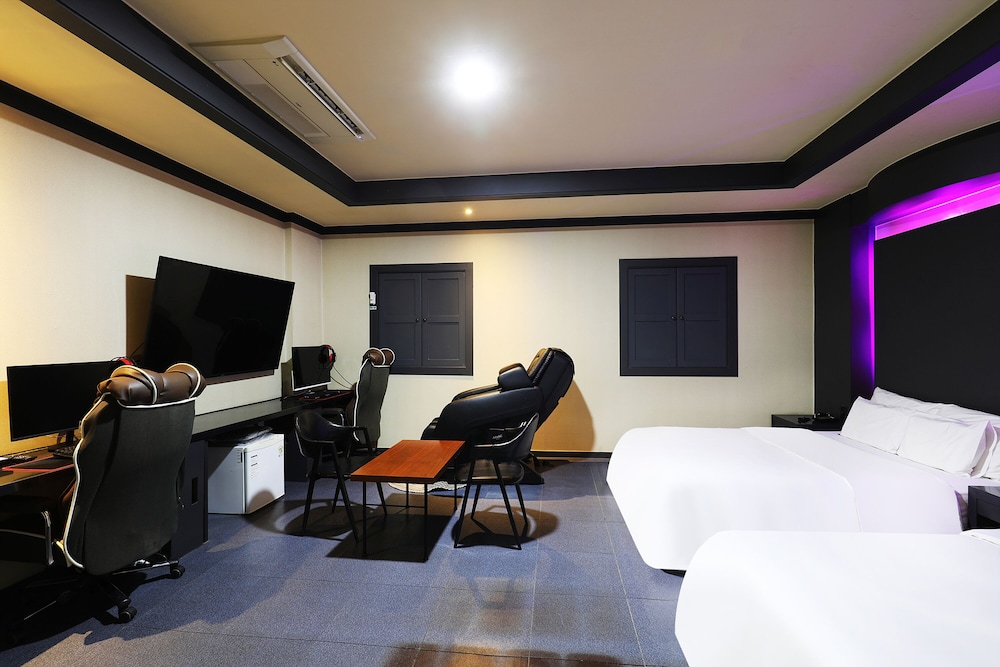 Premier Triple Room, Multiple Beds photo 2