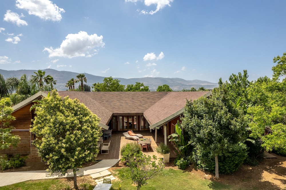 Exclusive Villa, 5 Bedrooms, Jetted Tub, Garden Area photo 1