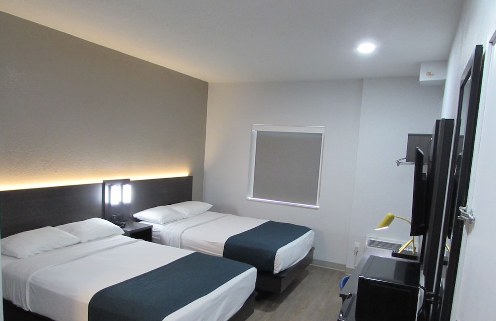 Deluxe Room, 2 Double Beds, Non Smoking, Refrigerator & Microwave photo 1