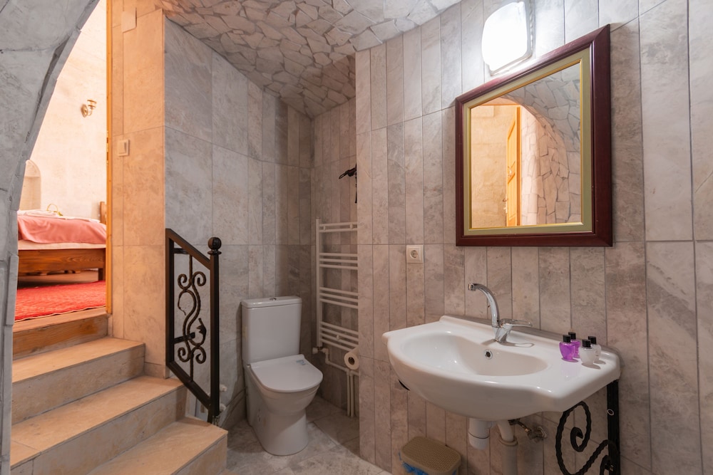 Traditional Triple Room, Multiple Beds photo 3