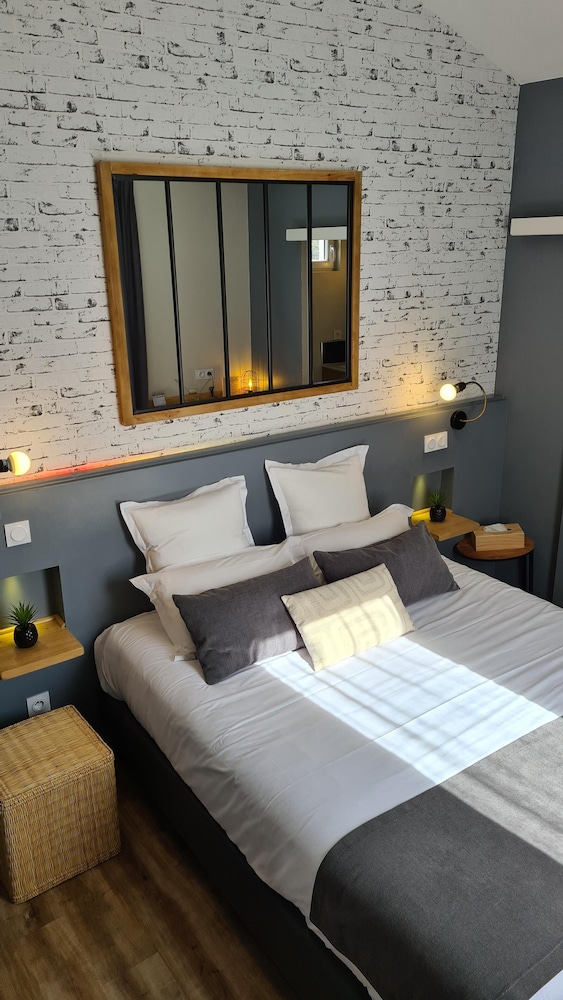 Standard Suite, City View - Photo 21