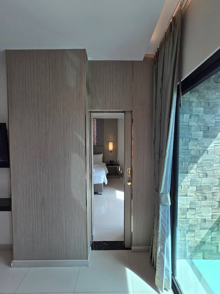 Family Suite with Balcony - Photo 7