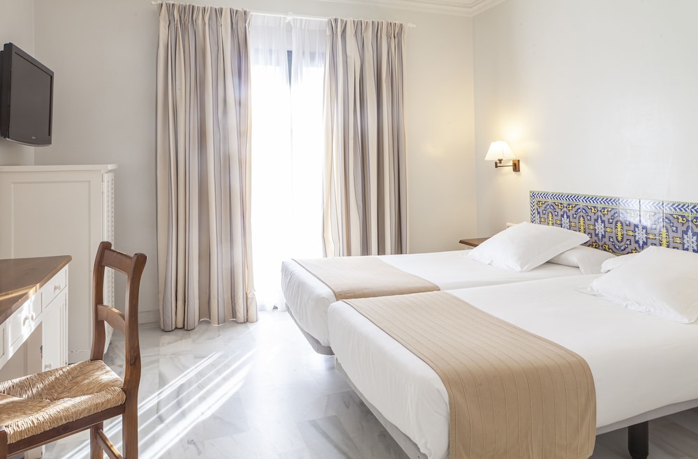 Standard Double or Twin Room - Photo 10