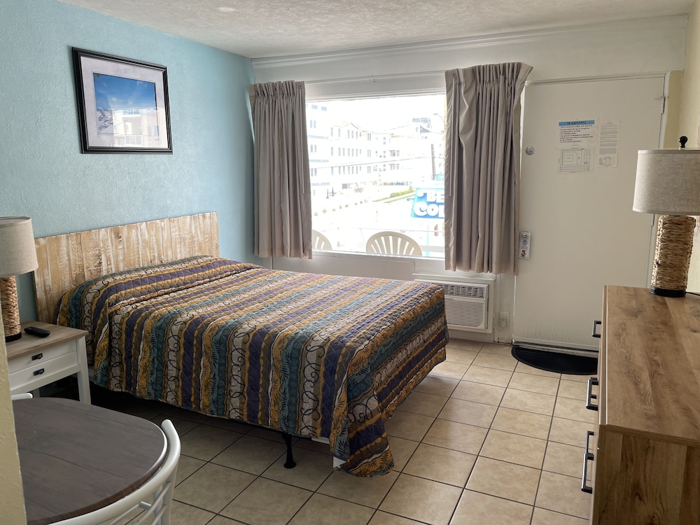 Standard Double Room, Multiple Beds, Non Smoking, Private Bathroom (1 Queen Bed & 1 Double Bed) photo 2