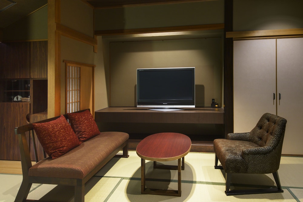Seseragi Japanese Style Twin Room, Mt. Fuji View [With Yamanshi Wine Lounge Access] photo 2