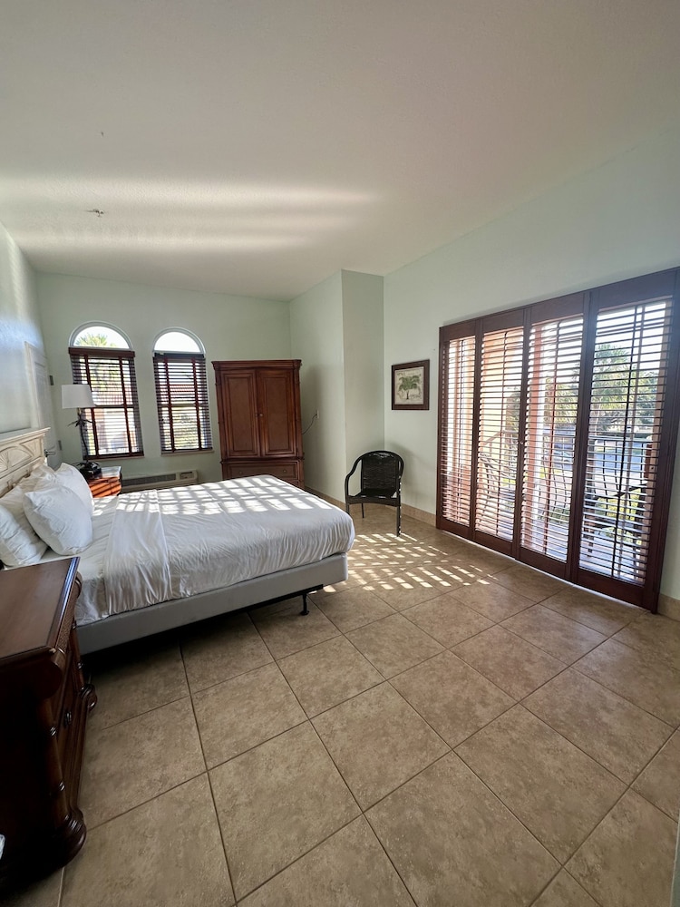 Room, 1 King Bed, Refrigerator & Microwave photo 1