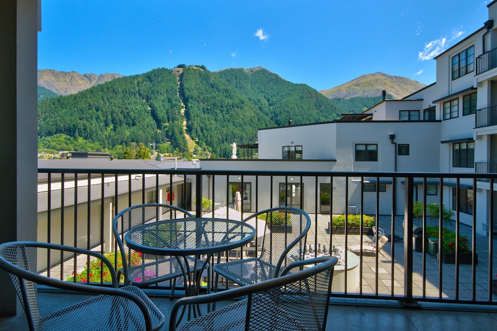 3 Bedroom, 3 Bathroom Mountain View Apartment photo 1