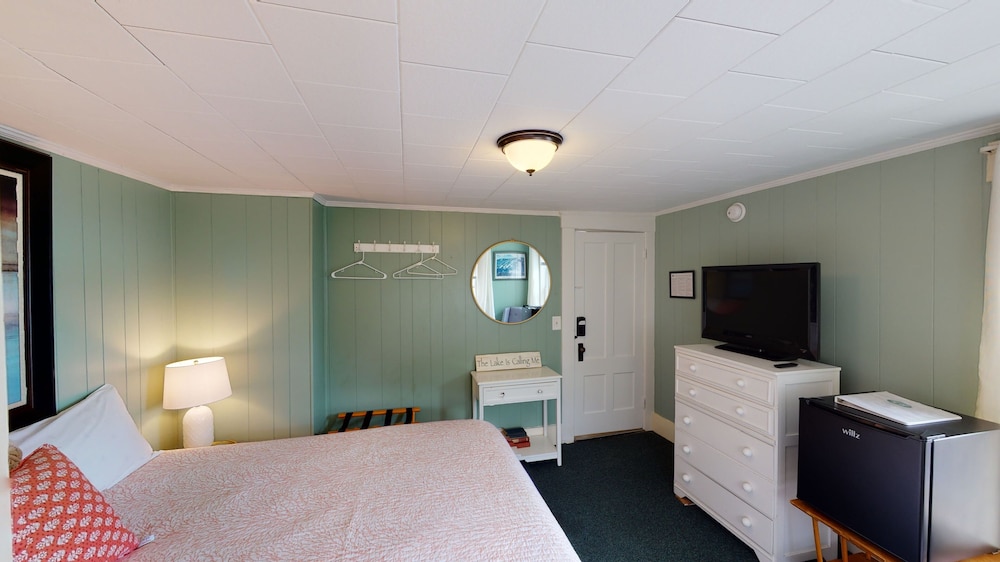 Standard Single Room, 1 King Bed, Lake View (Room 2) photo 1