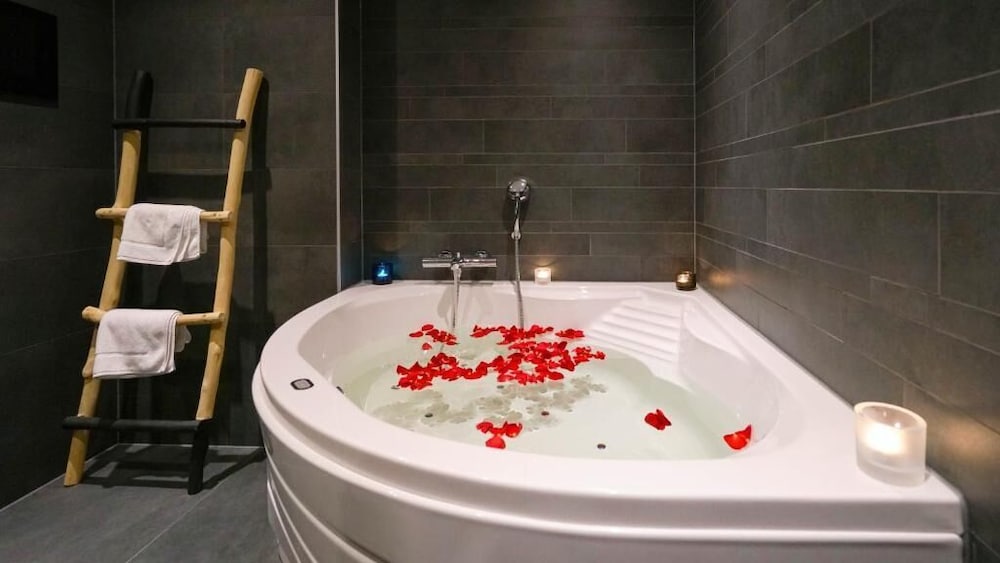 Romantic Studio Suite - Photo 3