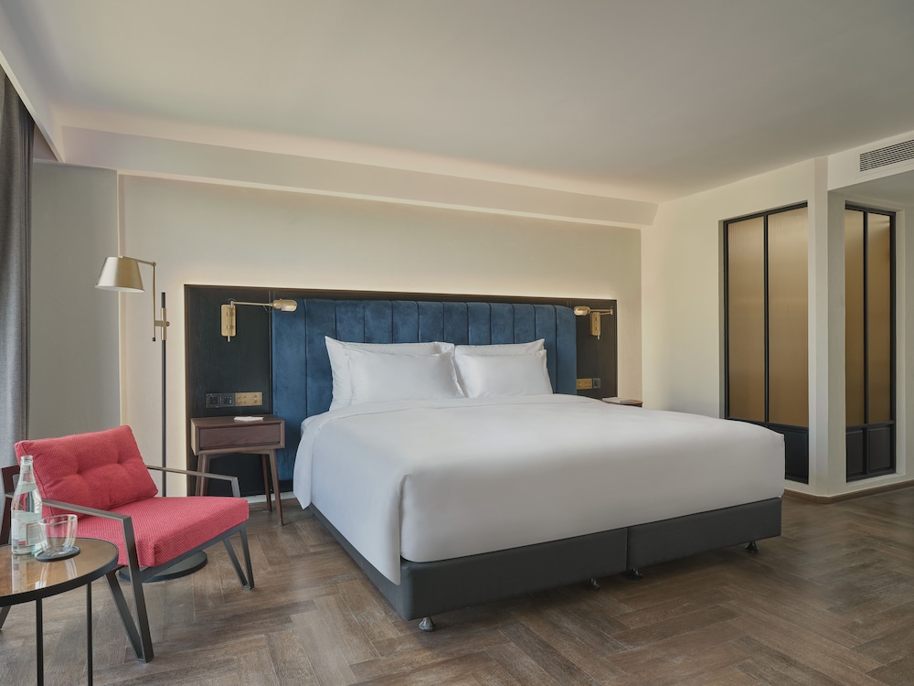 Grand Room, 1 King Bed with Sofa bed (Day Dreamer) photo 3