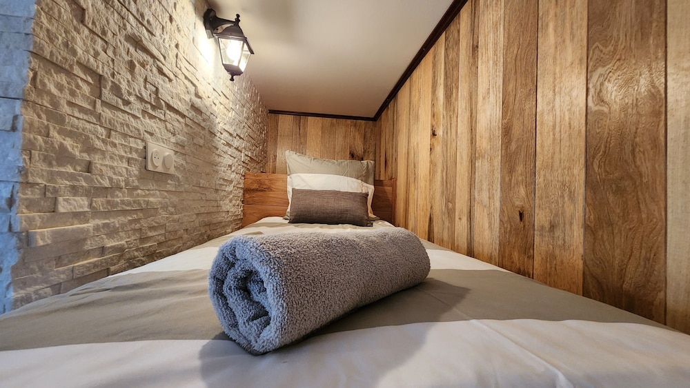 Unique Rustic Apartment - Photo 16