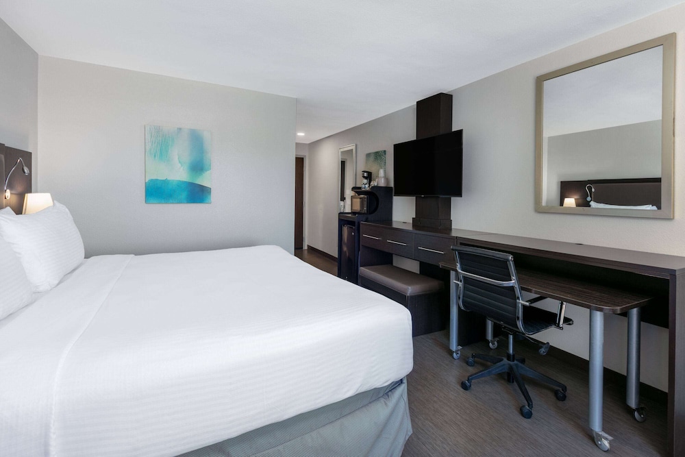 Suite, 1 King Bed, City View (Tub with Grab Bars) photo 1