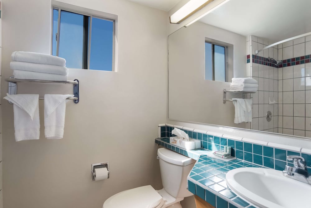 Standard Room, Multiple Beds, Non Smoking, Refrigerator & Microwave - Photo 4