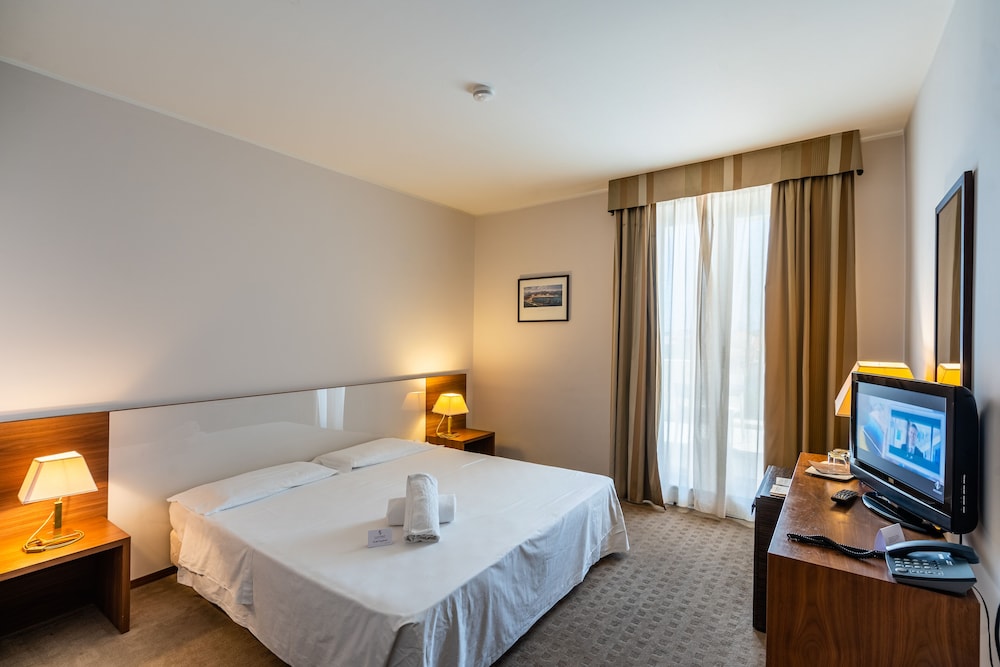 Standard Double or Twin Room photo 1