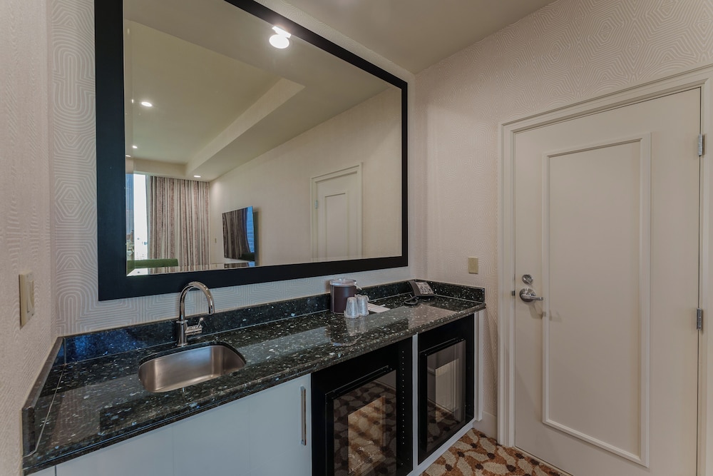 Premier Suite, 1 Bedroom with 2 Queens (High Floor) - Photo 19