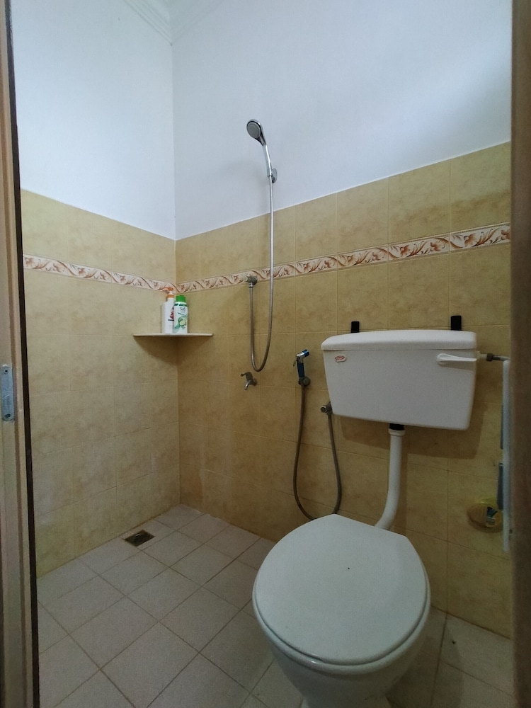 Family Room, Shared Bathroom photo 3
