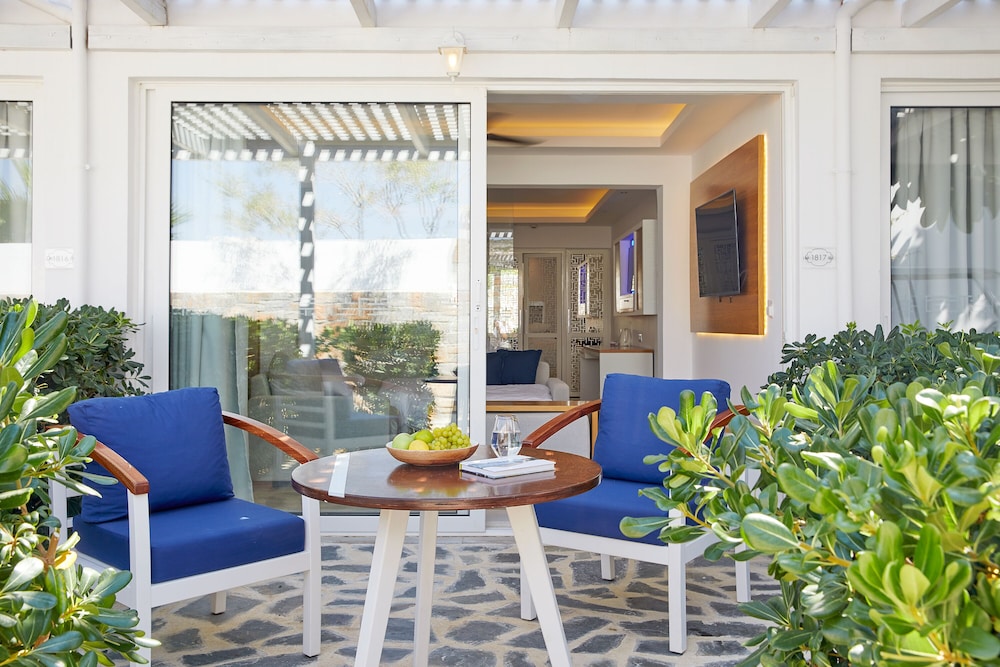 Two Bedroom Villa with Grand Terrace - Photo 3