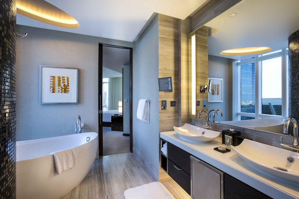 Deluxe Suite (Skyline View) — photo 4