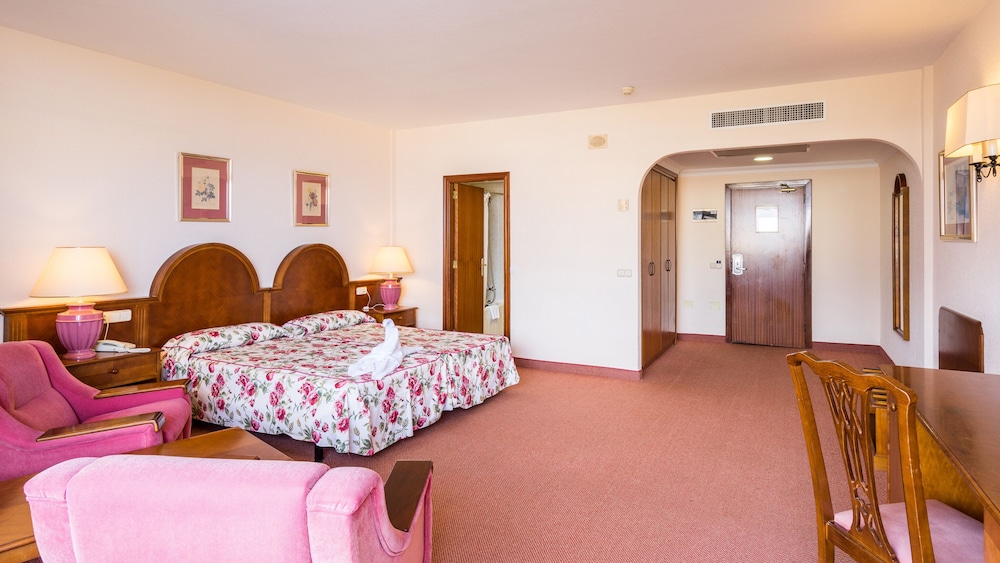 Habitación Superior, Vista al Mar (2 Adultos + 2 Niños)