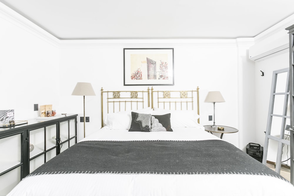 Superior Suite, 1 King Bed, Bathtub