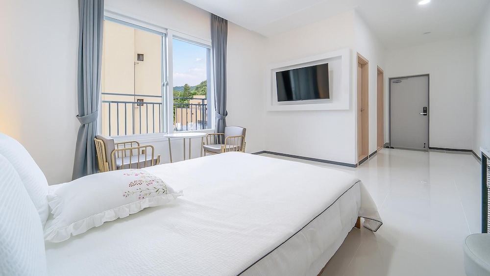Basic Room, 1 Bedroom (201 (River view)) - Photo 2