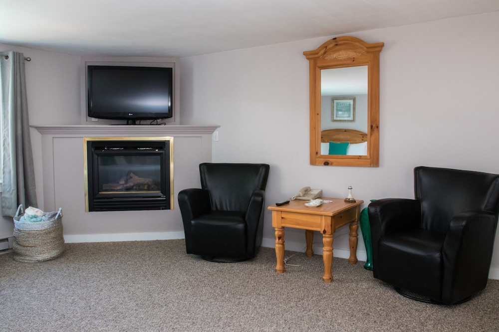 Romantic Suite, 1 Bedroom, Jetted Tub, Pool View photo 1