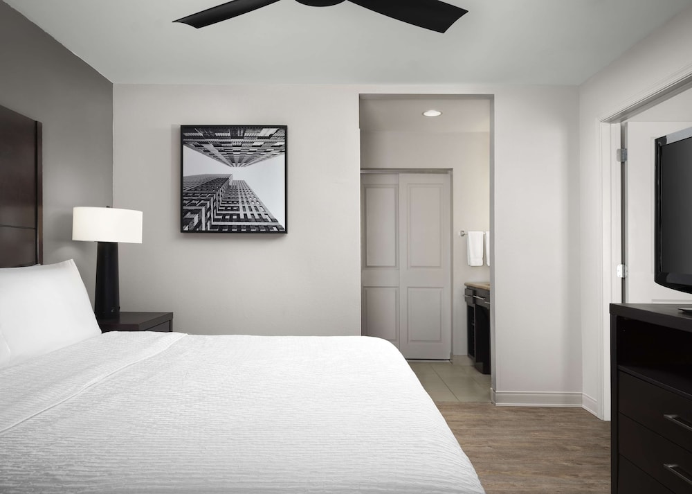 Suite, Accessible, Bathtub (Mobility/Hearing) photo 2