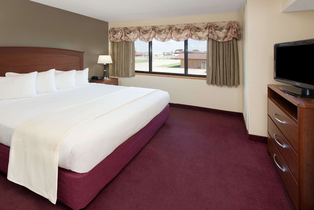 Suite, 1 King Bed, Non Smoking (One-Bedroom) photo 1