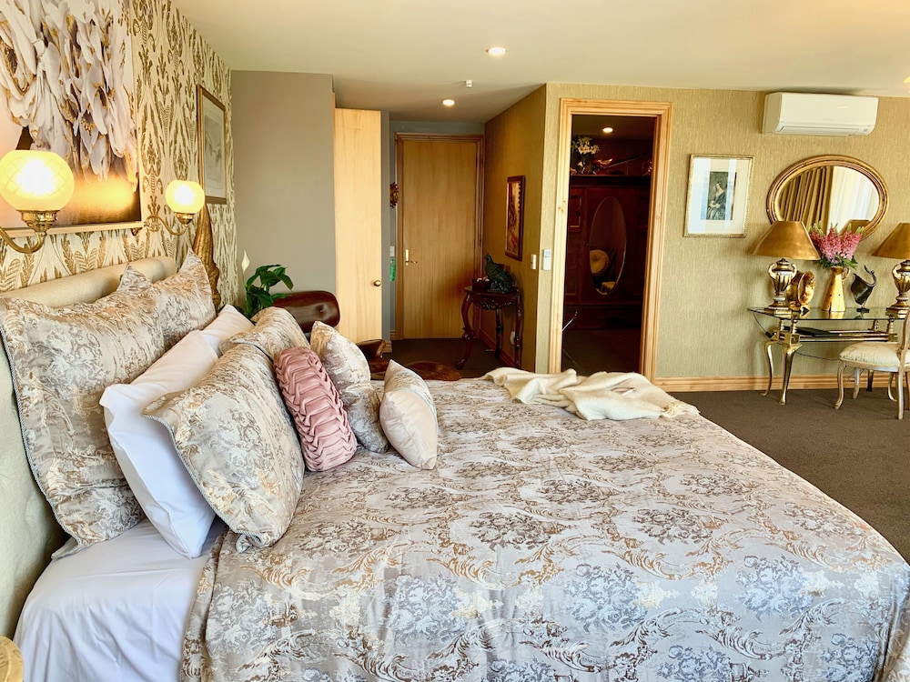 Luxury Suite, 1 King Bed, Jetted Tub, Lake View, photo 6