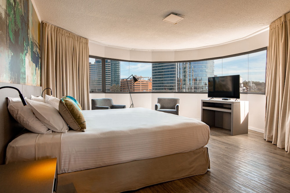 Suite, 1 King Bed, Corner - Photo 1