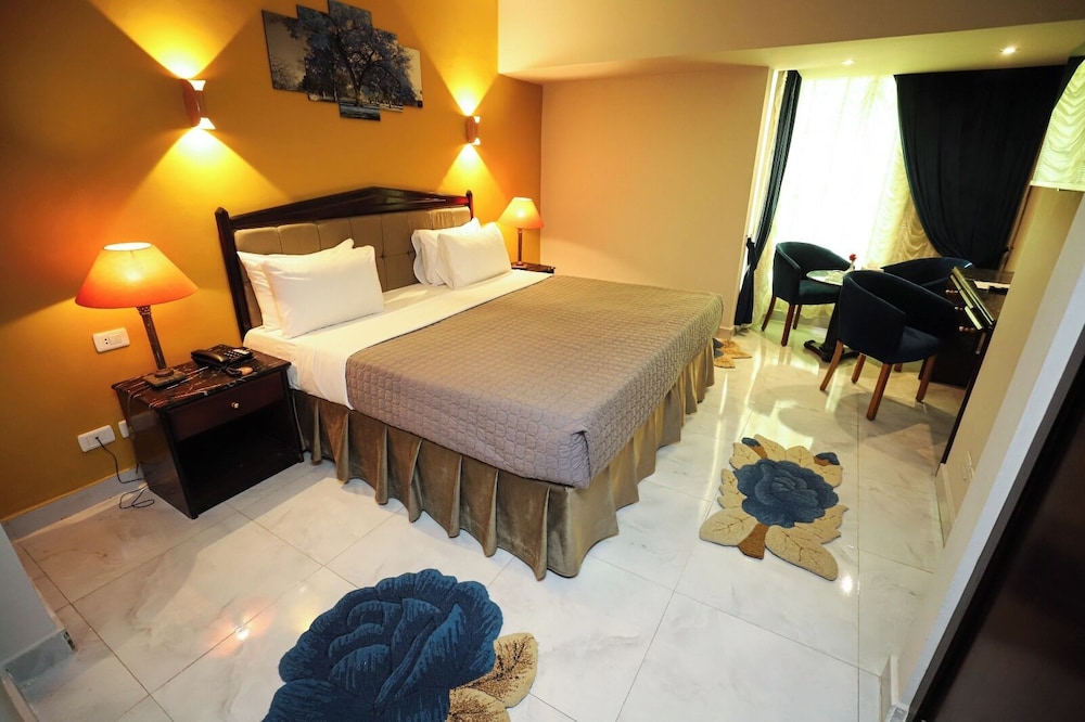 Deluxe Family Suite - Photo 1