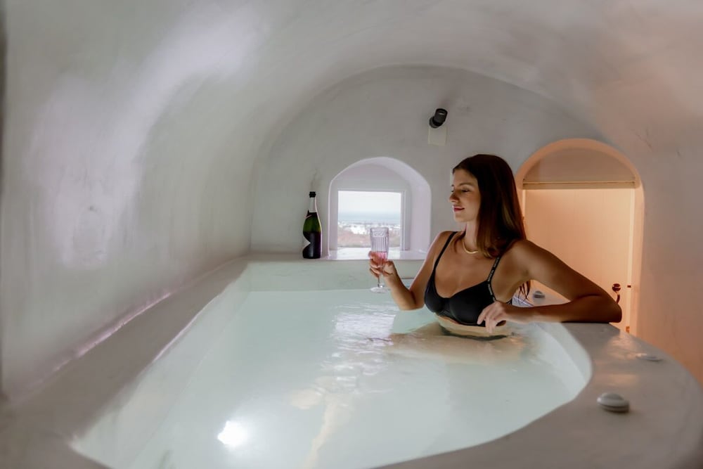 Deluxe Castle Suite Jetted Tub photo 2