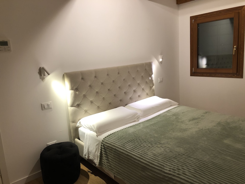 Romantic Studio Suite, 1 Queen Bed with Sofa bed photo 2