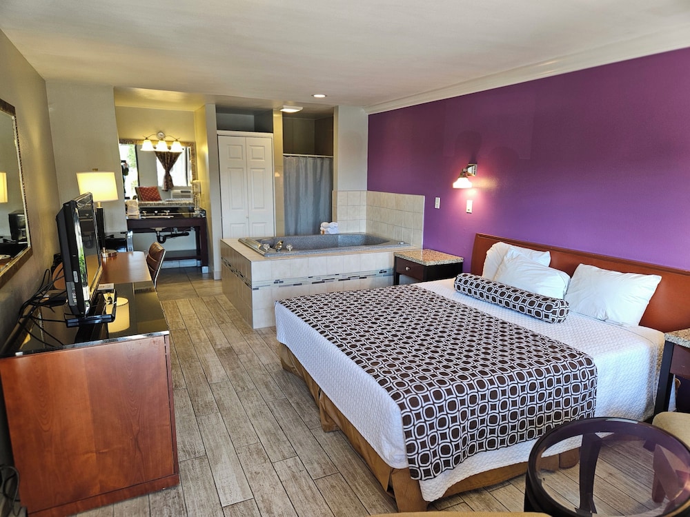 Standard Room, 1 King Bed, Jetted Tub photo 2
