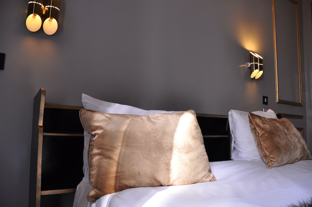 Superior Double Room thumbnail 6
