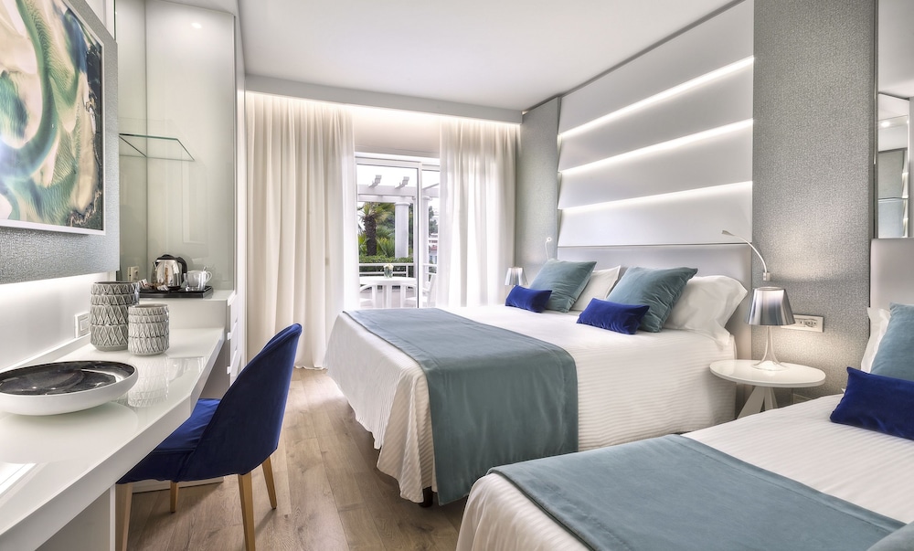 Luxury Twin Room, 1 King Bed photo 3