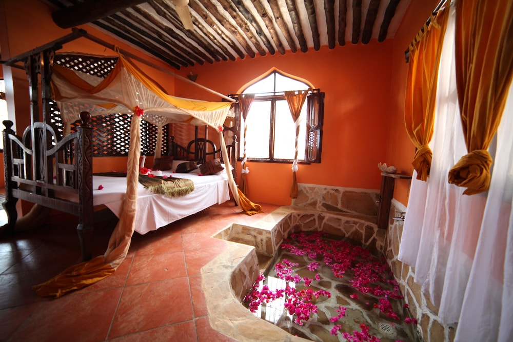 Deluxe Suite, Jetted Tub