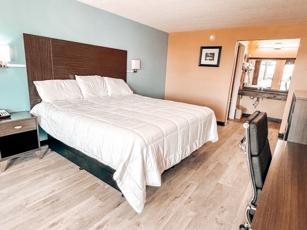 Room, 1 King Bed - Photo 2
