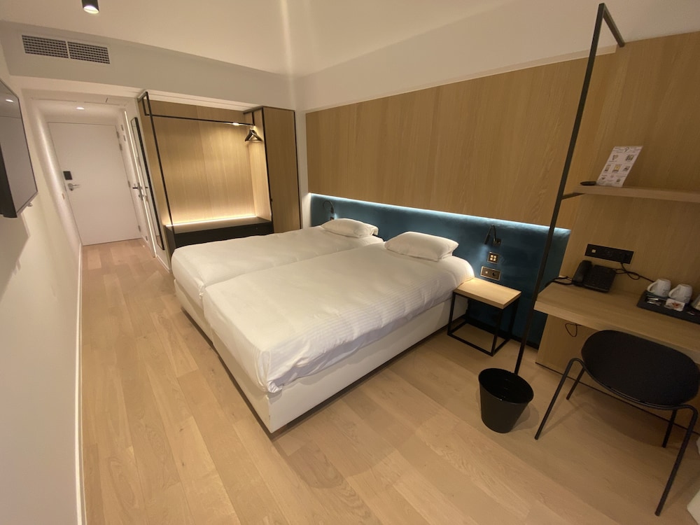 Deluxe Twin Room - Photo 1