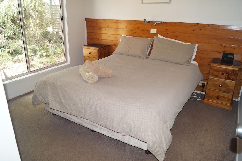 Standard Cabin, 2 Bedrooms, Non Smoking, Kitchen (& Loft Sleep 6) photo 3