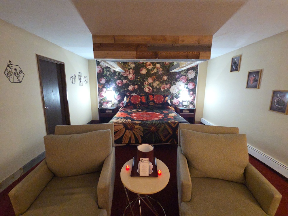 Honeymoon Studio Suite photo 1