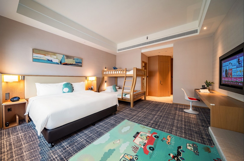 Family Room, Multiple Beds - Photo 3