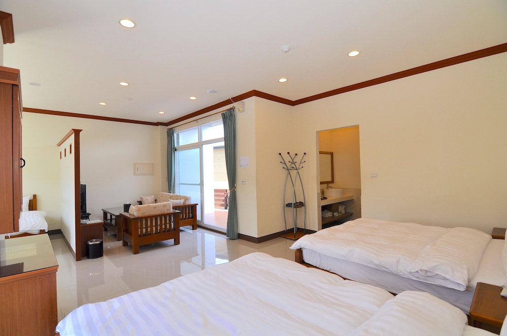 Large Family Room with Mountain View photo 2