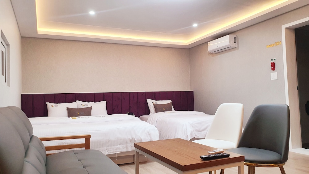 Premium Twin Room - Photo 1