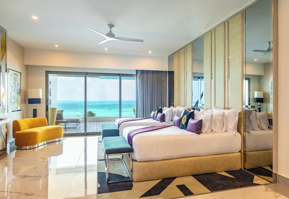 Suite 2 Queen Beds Ocean Front
