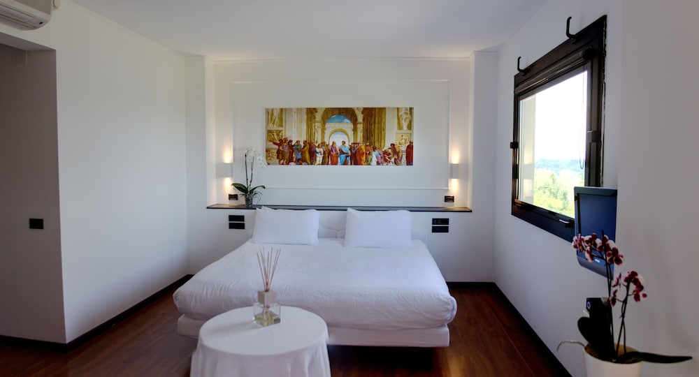 Junior Triple Room, 2 Bathrooms, Hill View photo 1