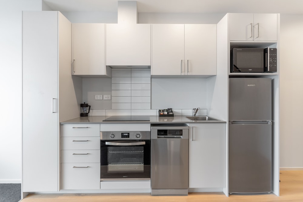 Apartment, 3 Bedrooms, Kitchen (Top Floor, King & Single) - Photo 9