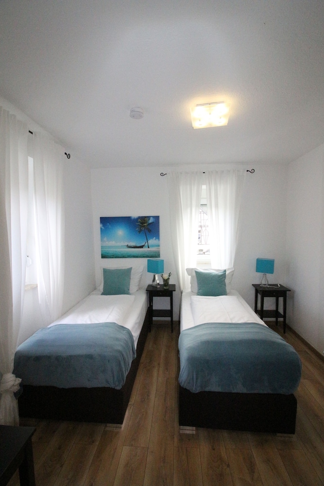 Basic Twin Room, 1 Bedroom, Non Smoking, Mountain View - Photo 1