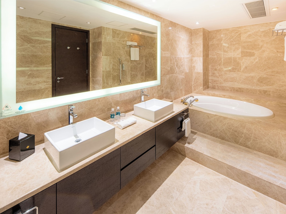 Executive Suite - Photo 5
