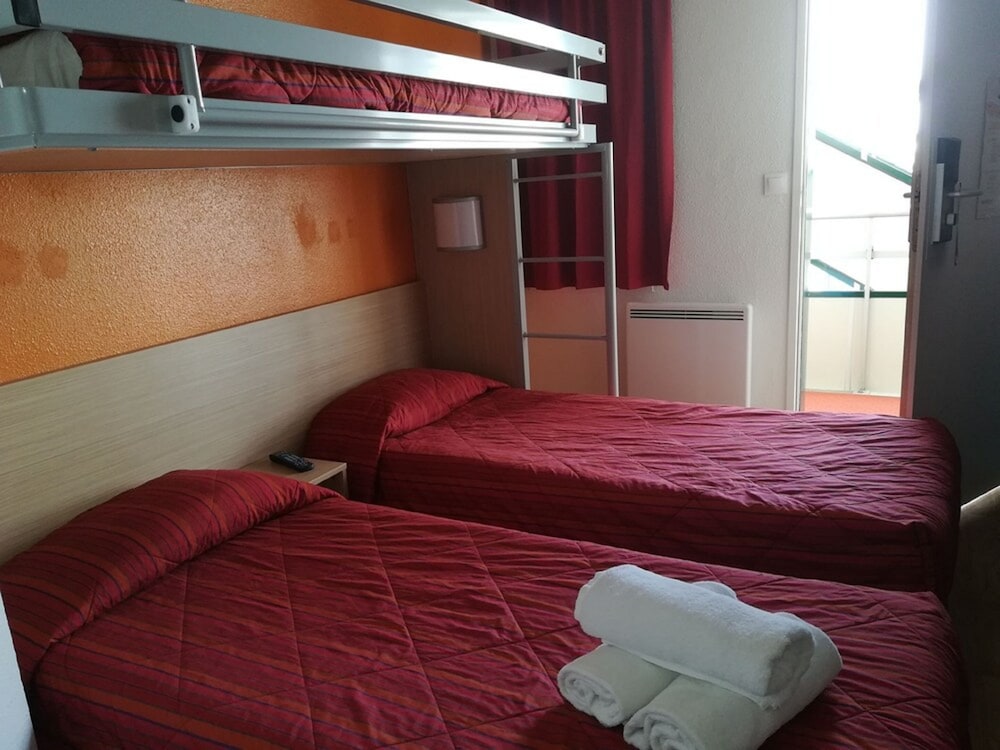 Standard Room, 3 Twin Beds photo 2